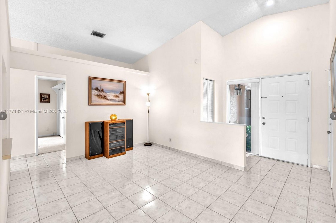 10630SunriseFoyerFrtDr