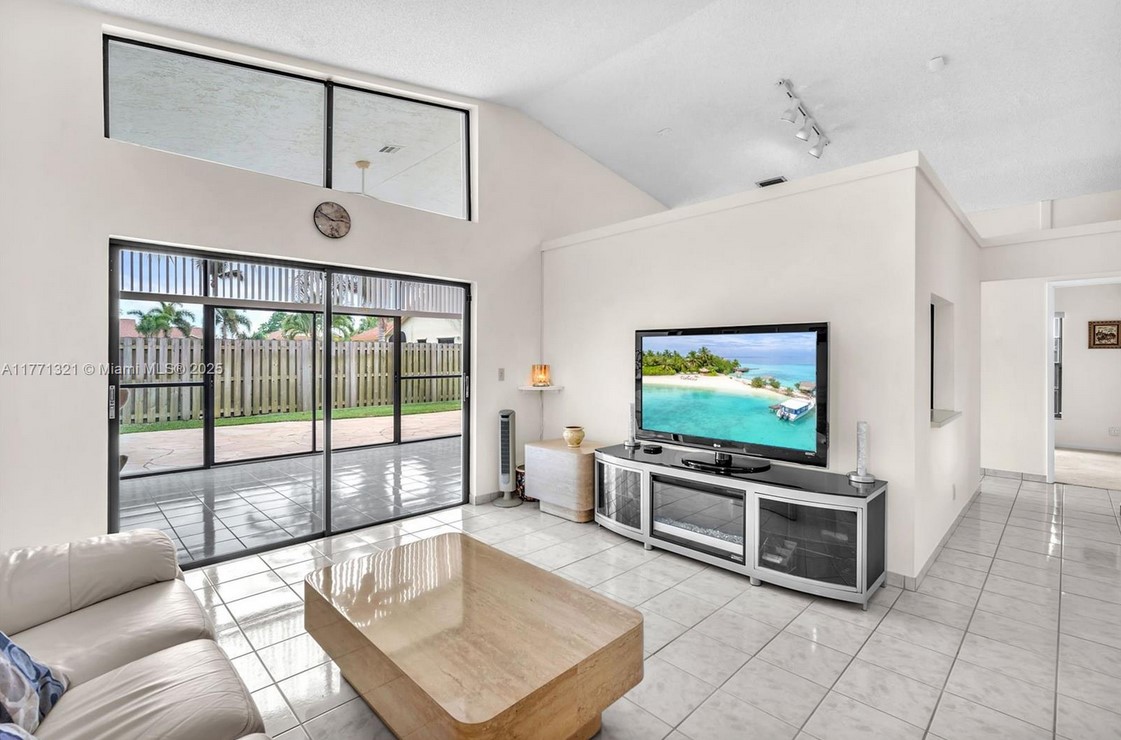 10630SunriseLivingRm