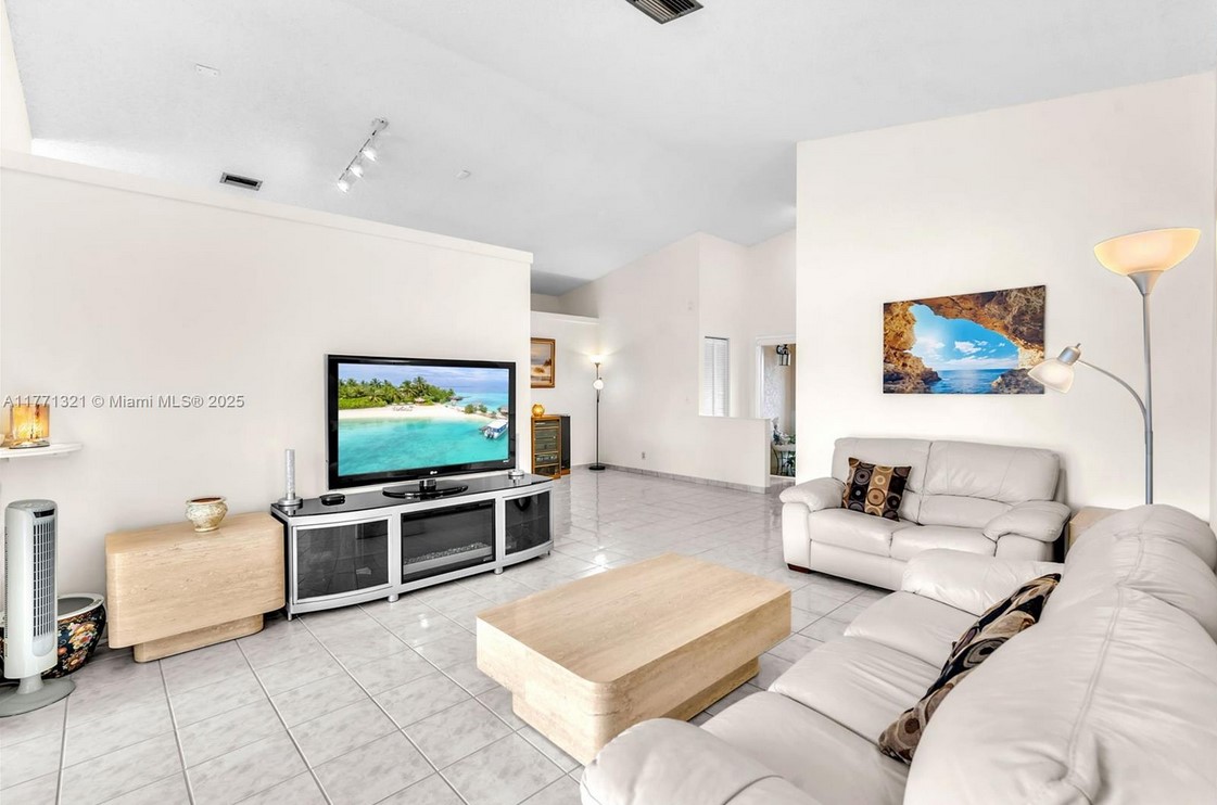 10630SunriseLivingRm2