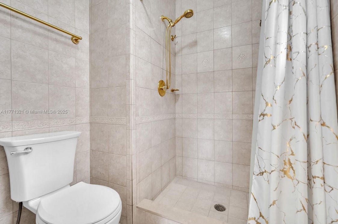 10630SunriseMasterbath