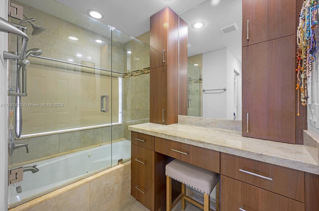 11235CoralSpringsBathrm2