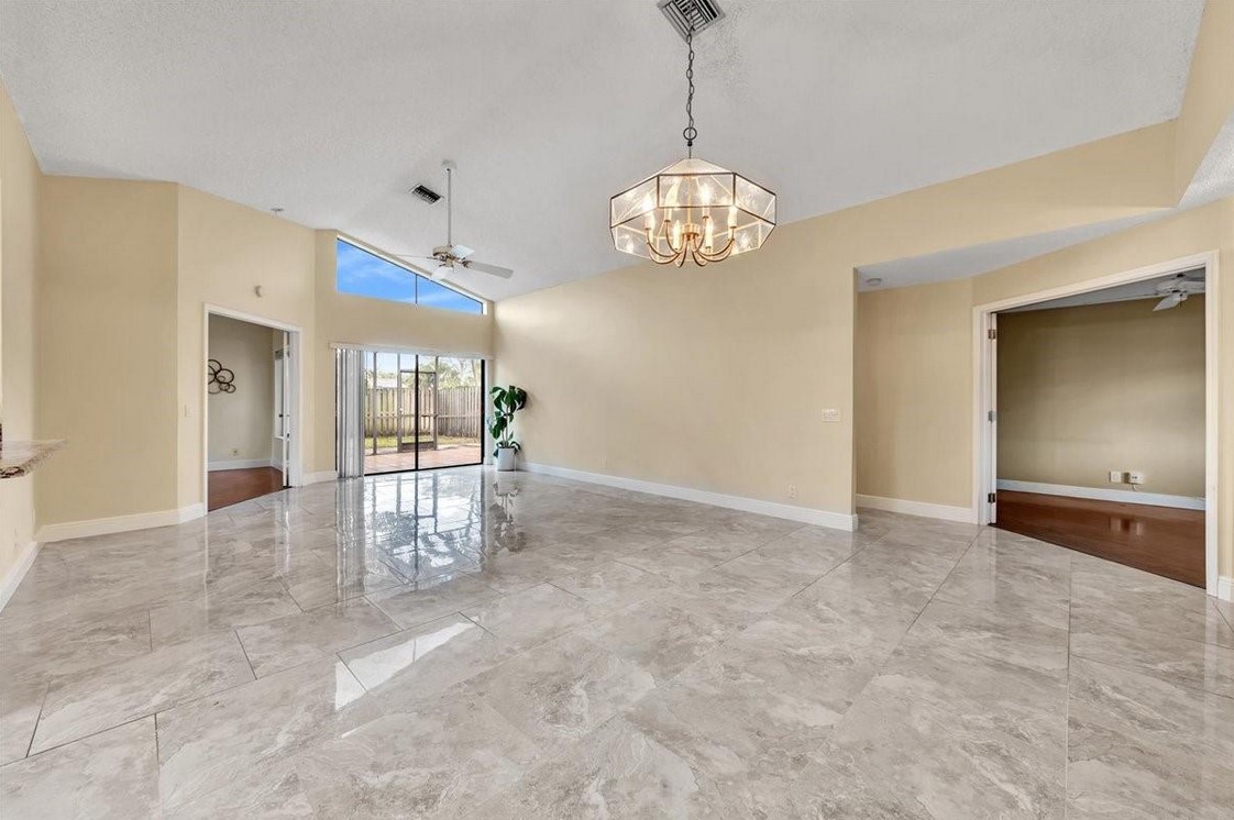 1883PlantationLivingDining2