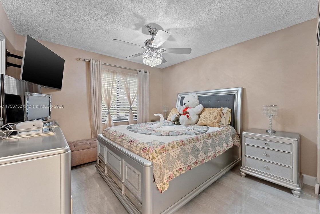 8020LauderhillBedroom1