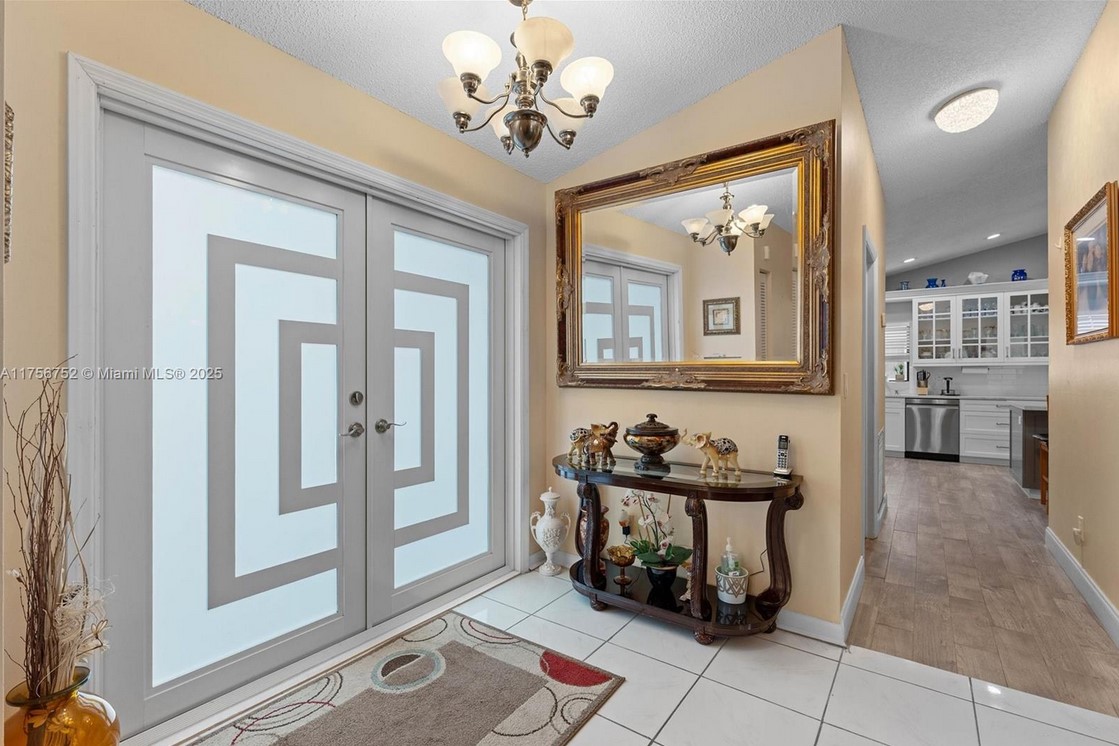 8020LauderhillInsideFrntDoor