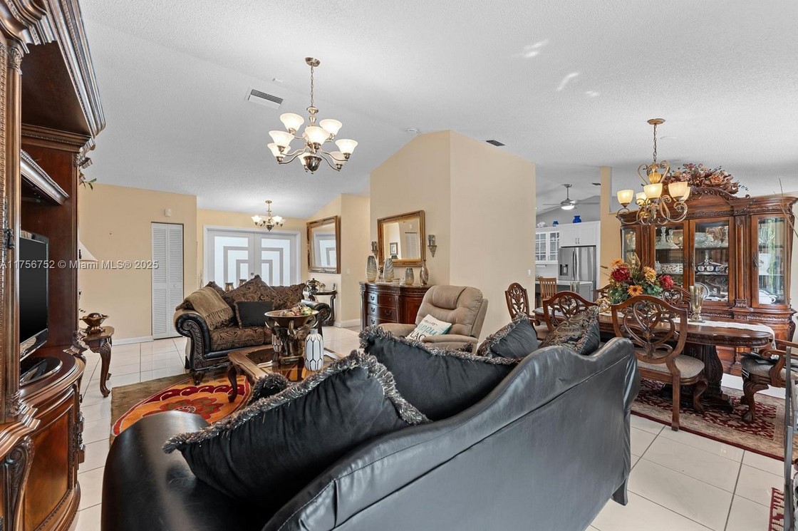 8020LauderhillLiving3