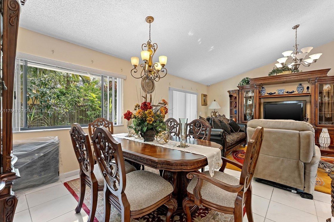 8020LauderhillLiving4