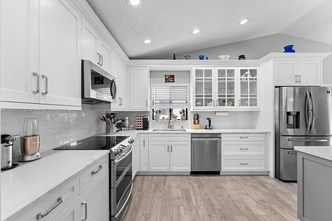 8020Lauderhillkitchen2
