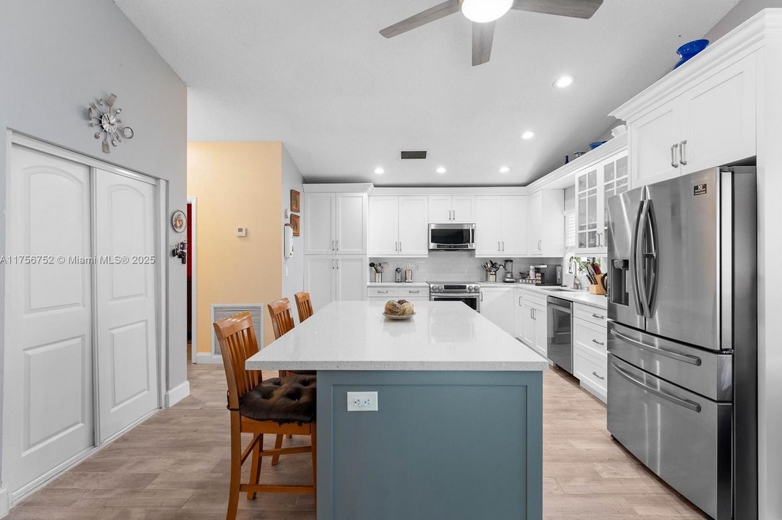 8020Lauderhillkitchen4