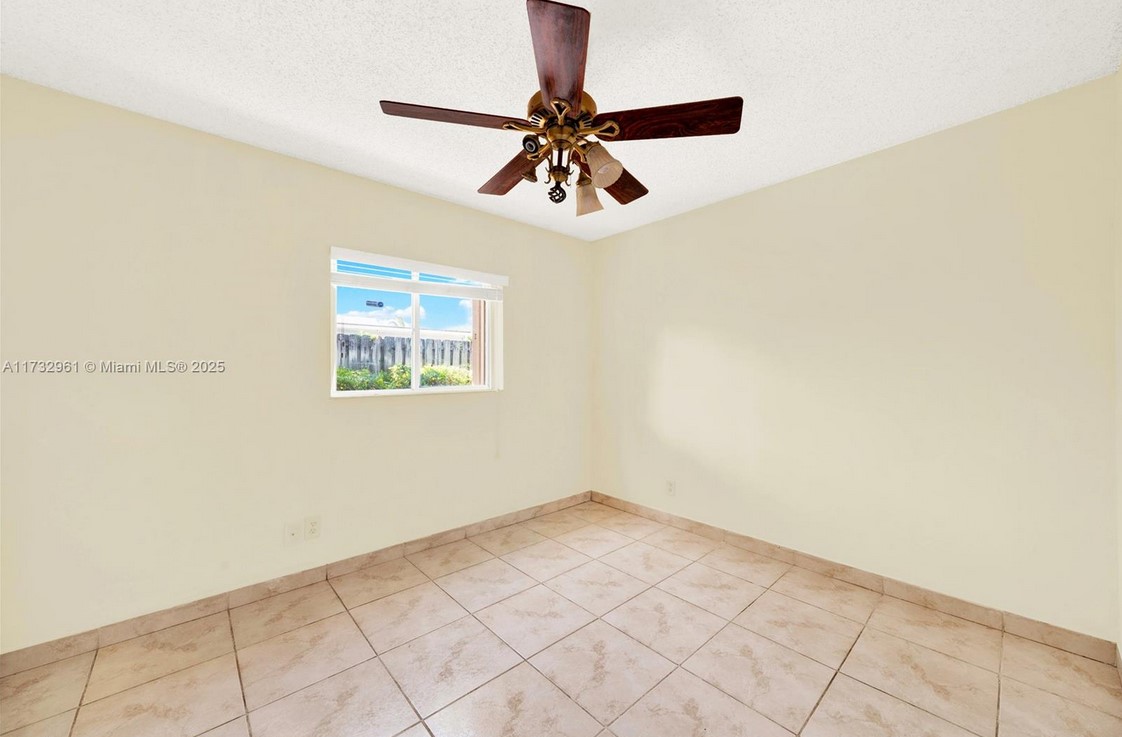 9693CoralSpringsBedRm2