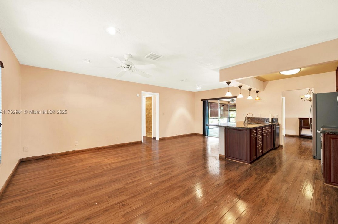 9693CoralSpringsLiving4