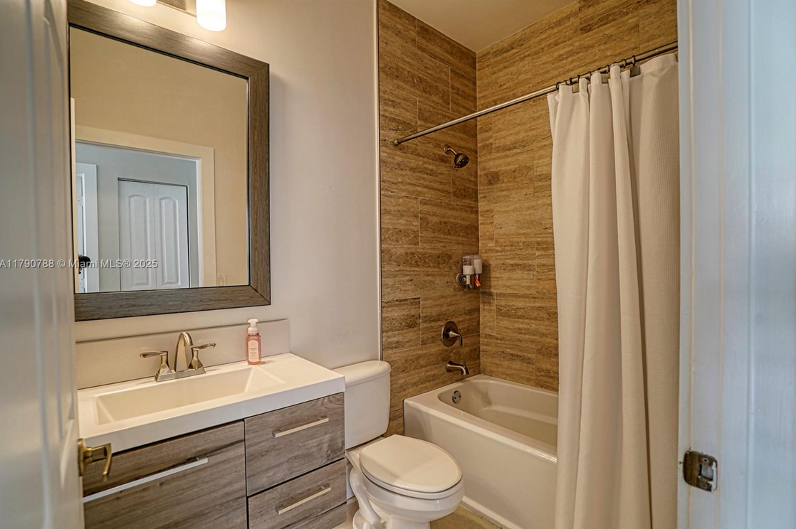 12363CoralSpringsRentalBath2
