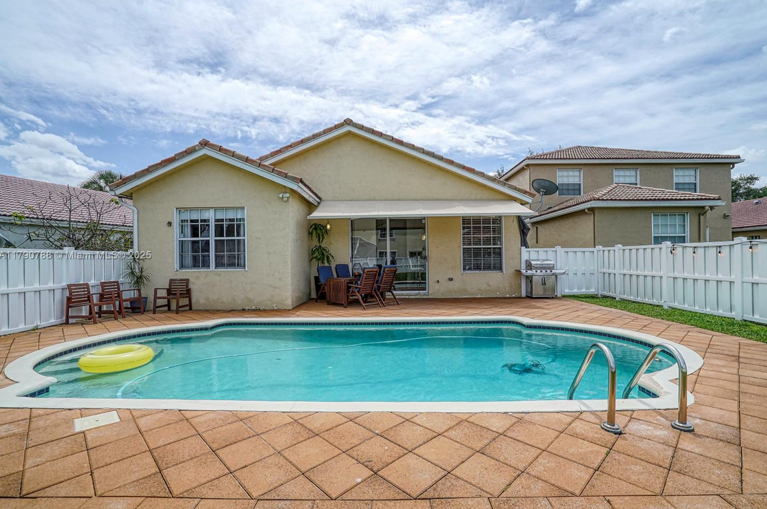 12363CoralSpringsRentalKitchenBackyard