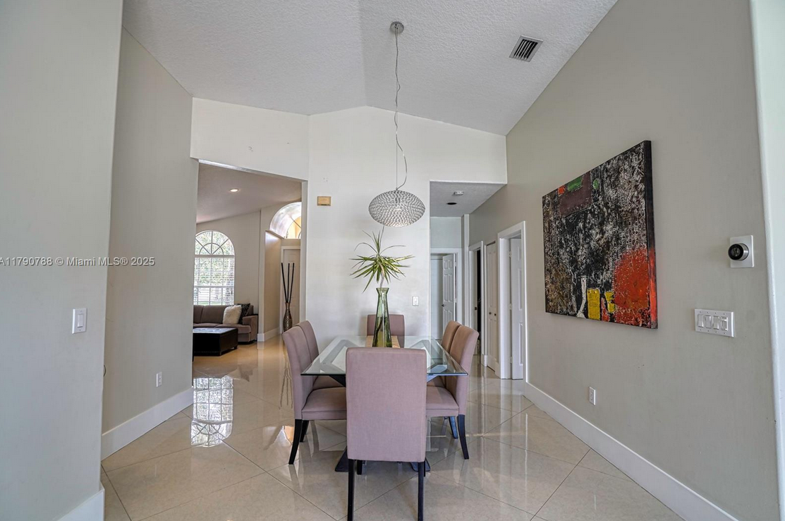 12363CoralSpringsRentalKitchenDng