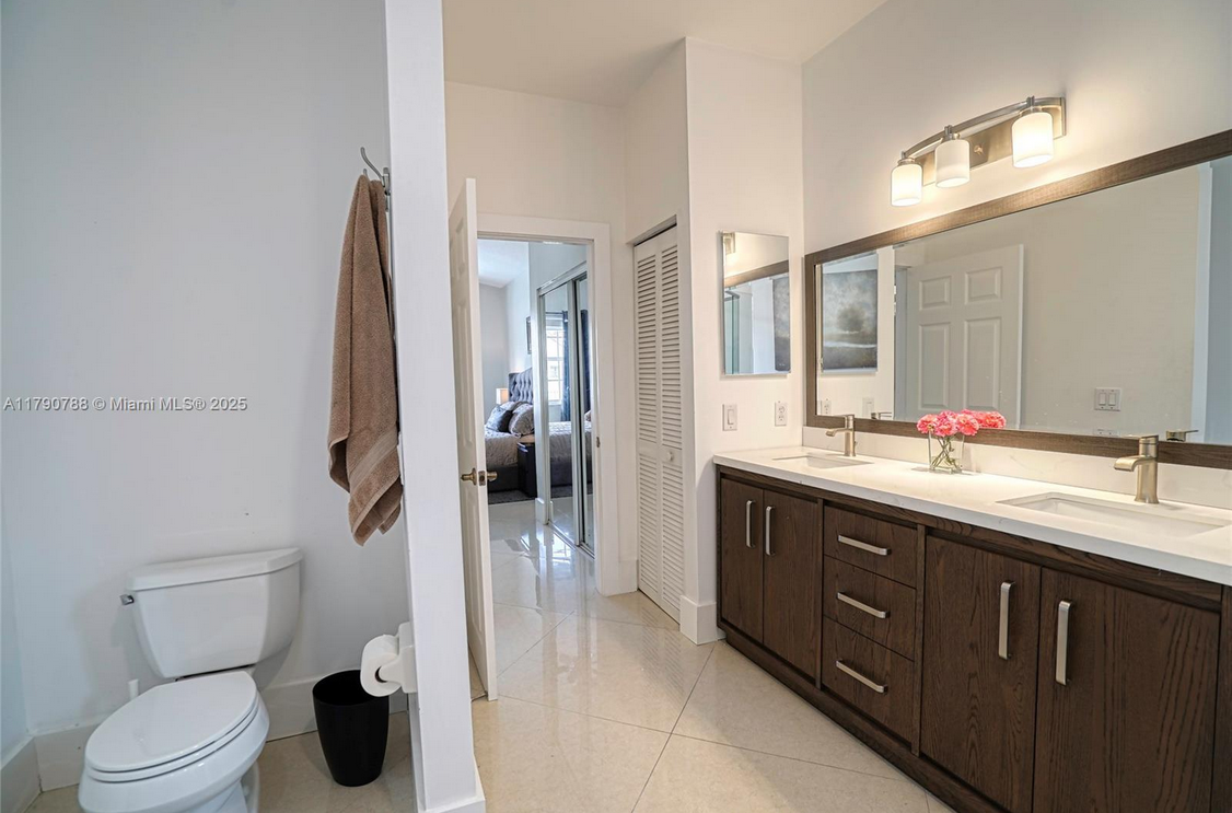 12363CoralSpringsRentalMasterBath2