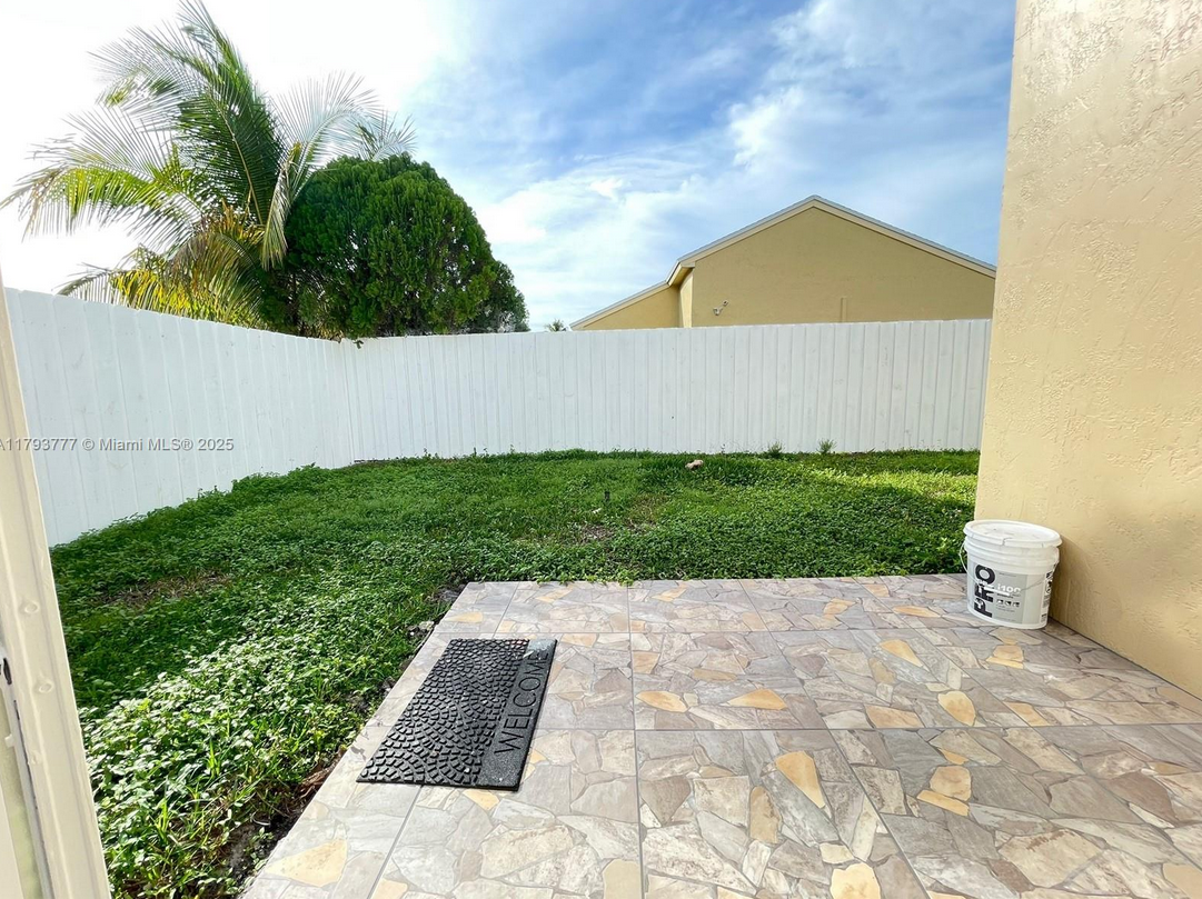 211SunriseRentBackyardSide