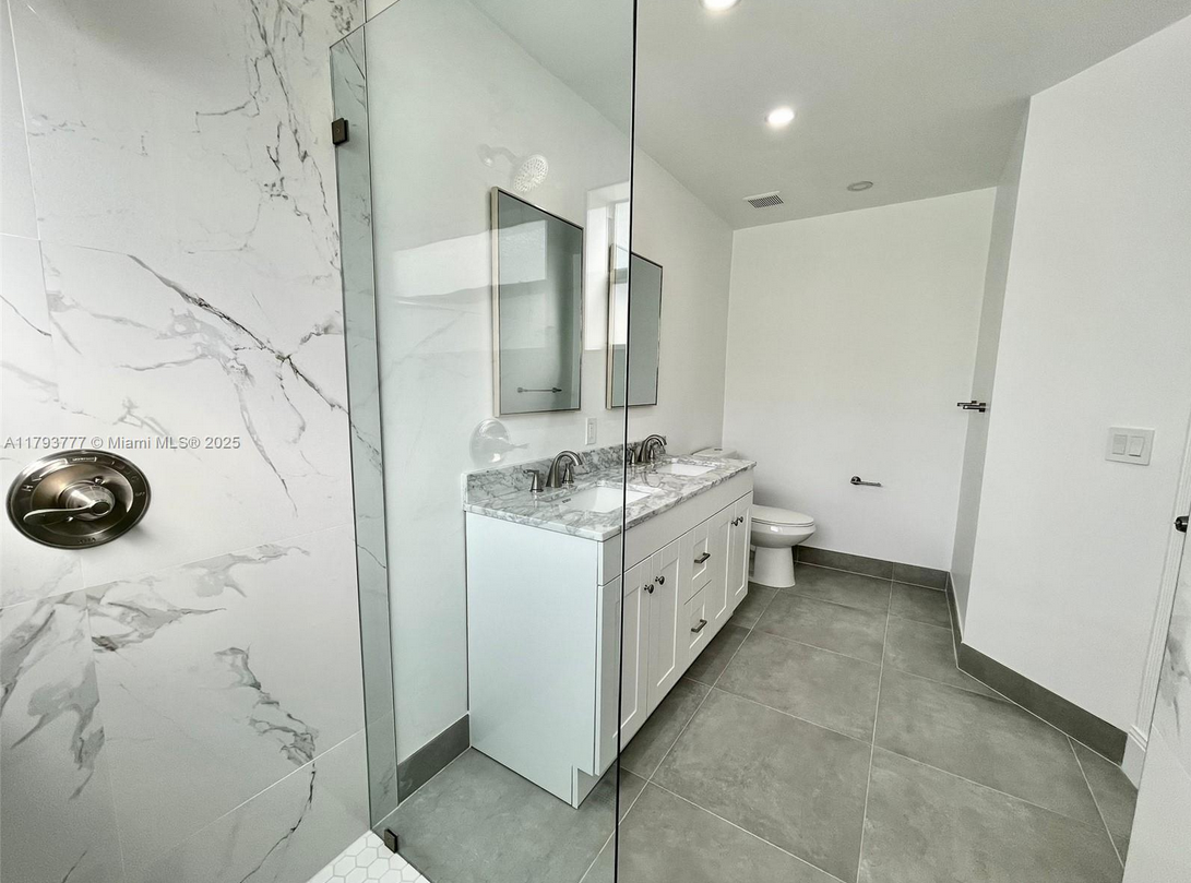 211SunriseRentBathrmB