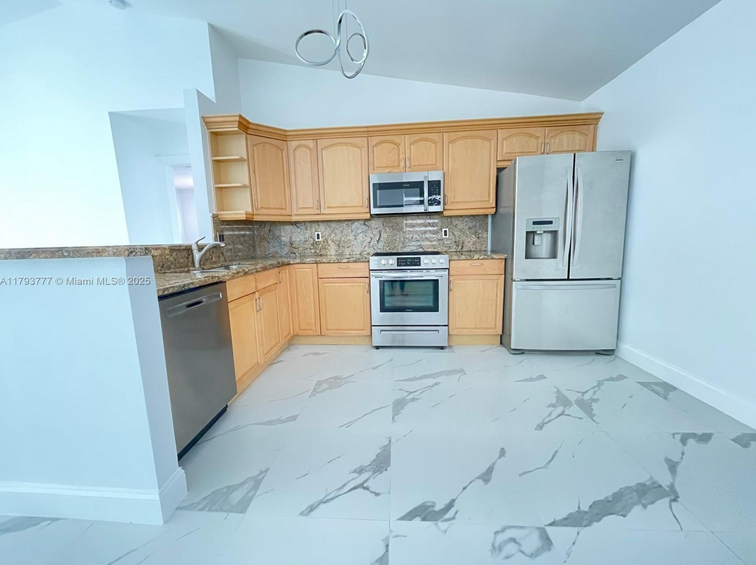 211SunriseRentKitchenB