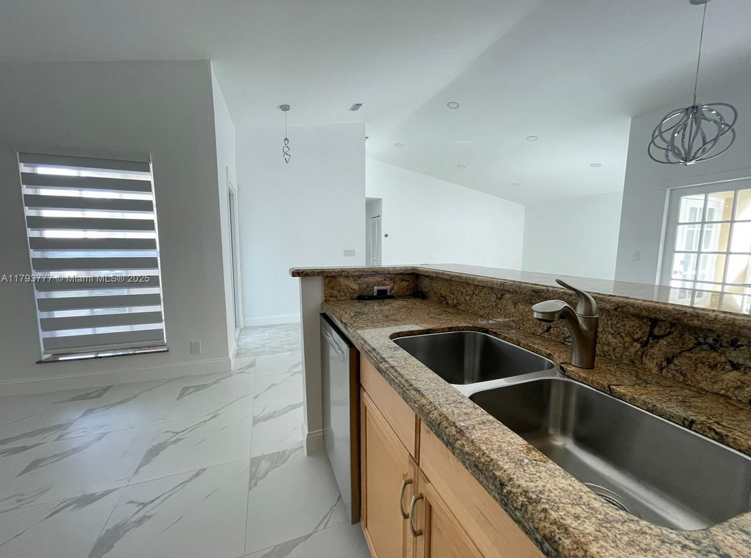 211SunriseRentKitchenD