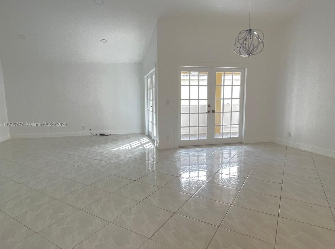 211SunriseRentLivingrm