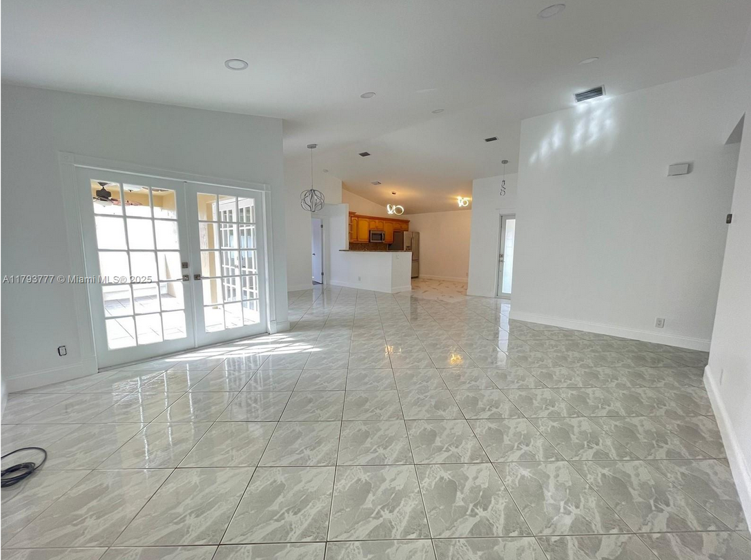 211SunriseRentLivingrmB