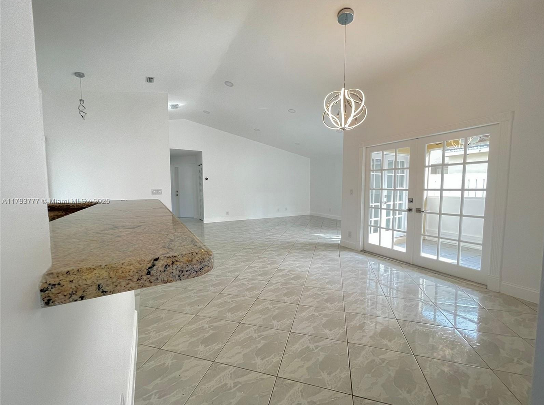 211SunriseRentLivingrmC