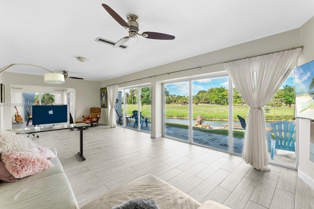 5715TamaracLivingrm4