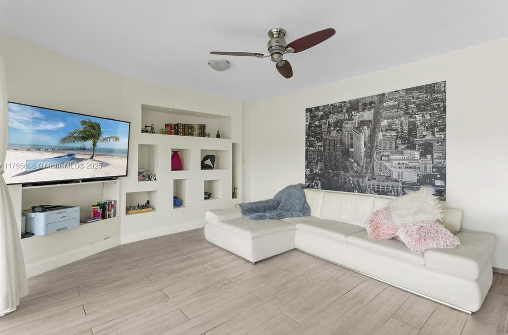 5715TamaracLivivngrm3png