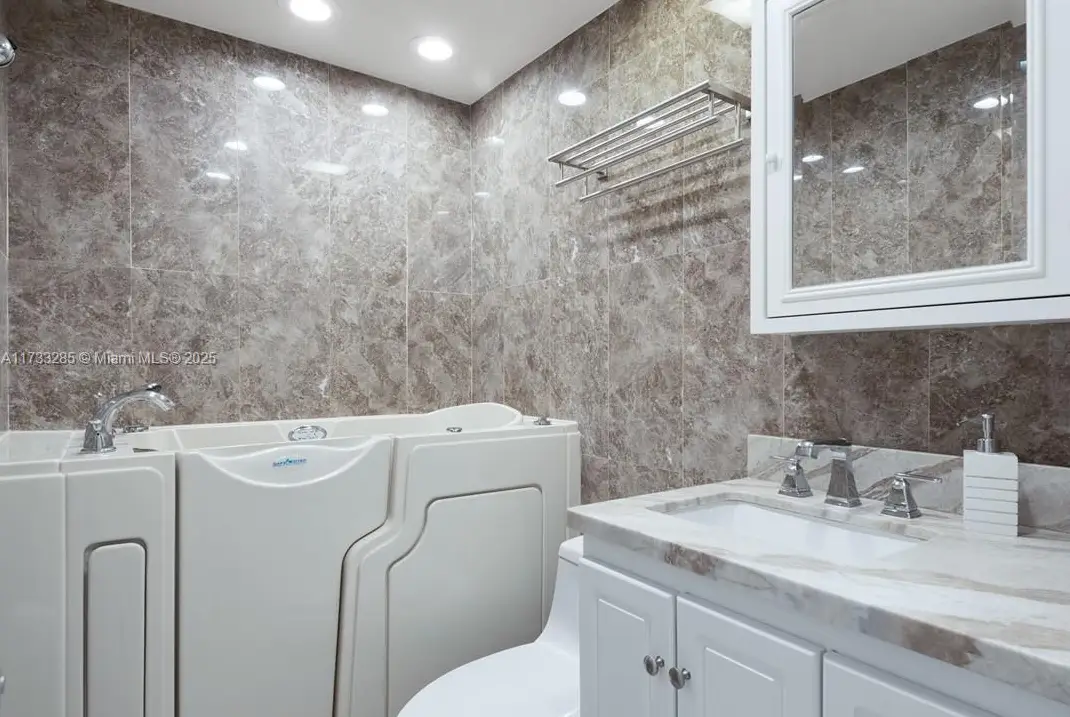 9106NWTamarac2Bathrm