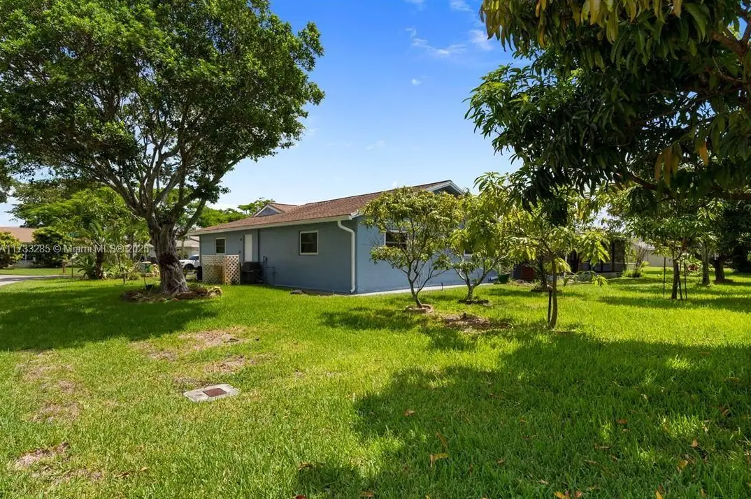 9106NWTamaracLftBckYrd