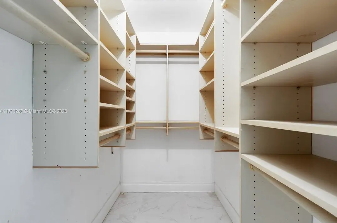 9106NWTamaracMastBedrmClos