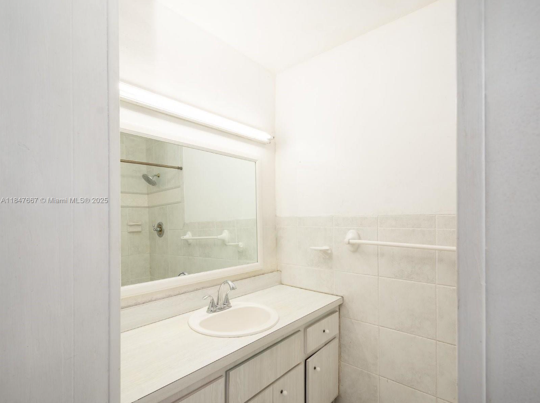 4837PlantationMasterBath