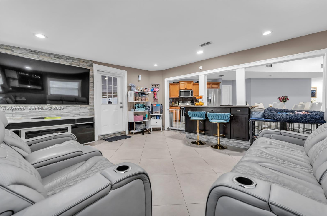 171MiramarTvRmKitchen