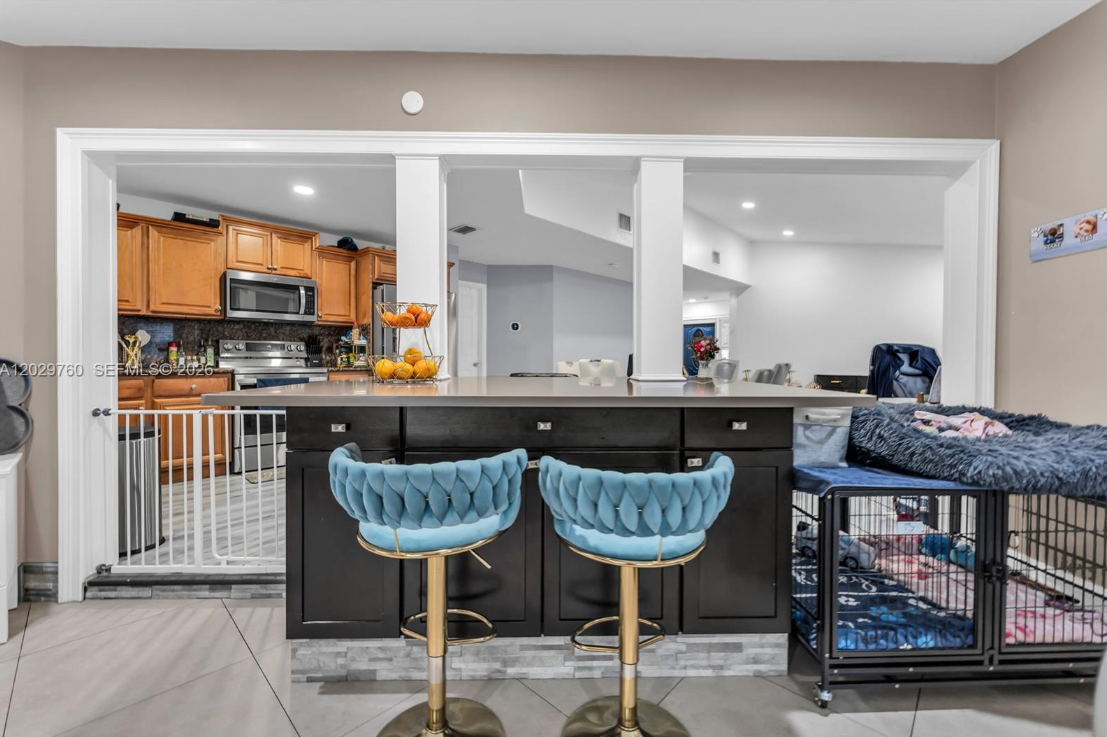 171MiramarTvRmKitchen2
