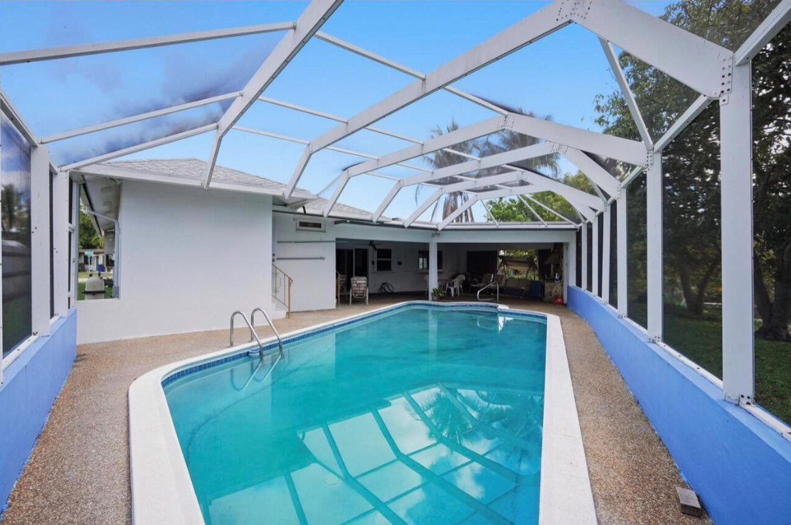 4490LauderdaleLakesRearPool3