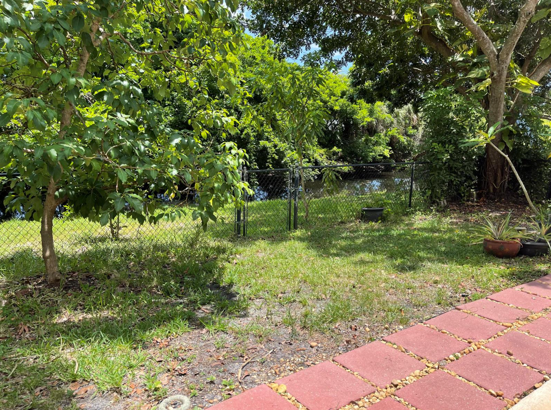 483CoralsSpringsBackyard