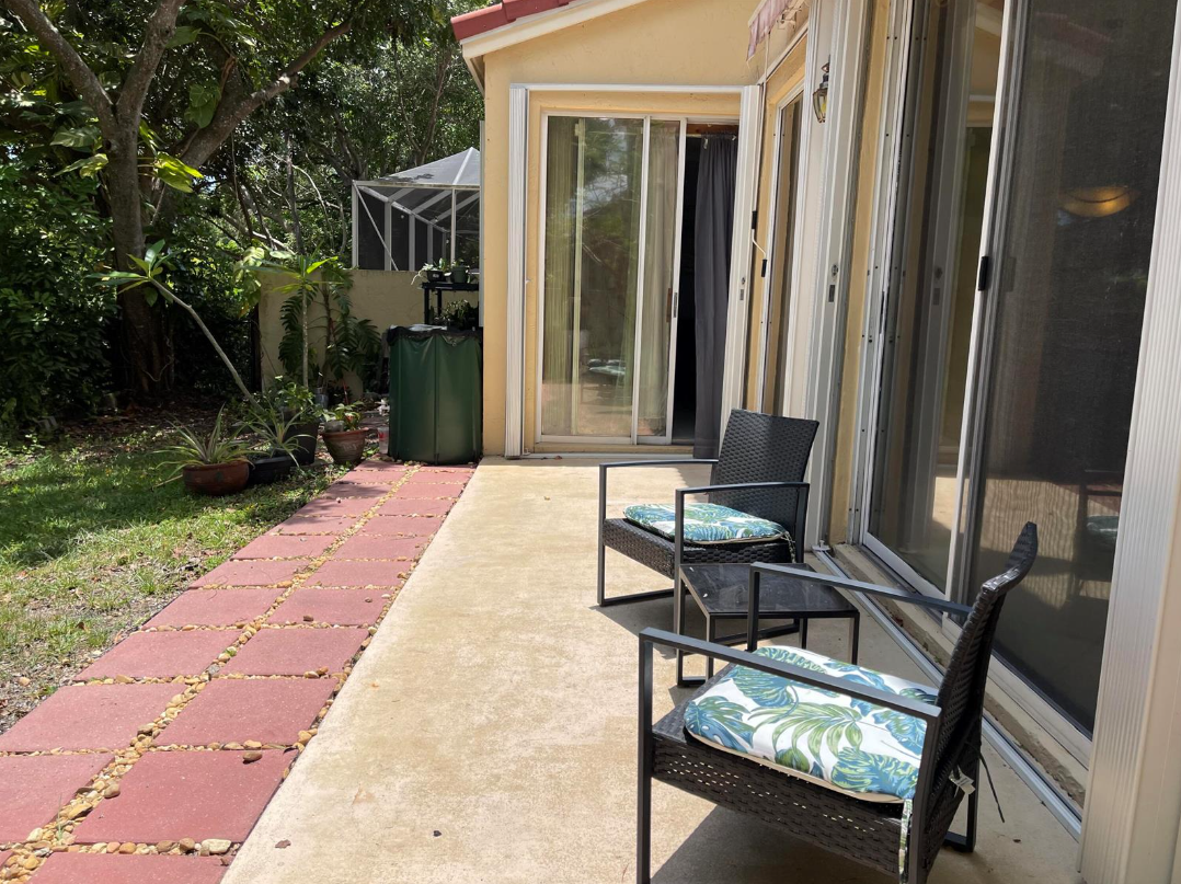 483CoralsSpringsBackyard2