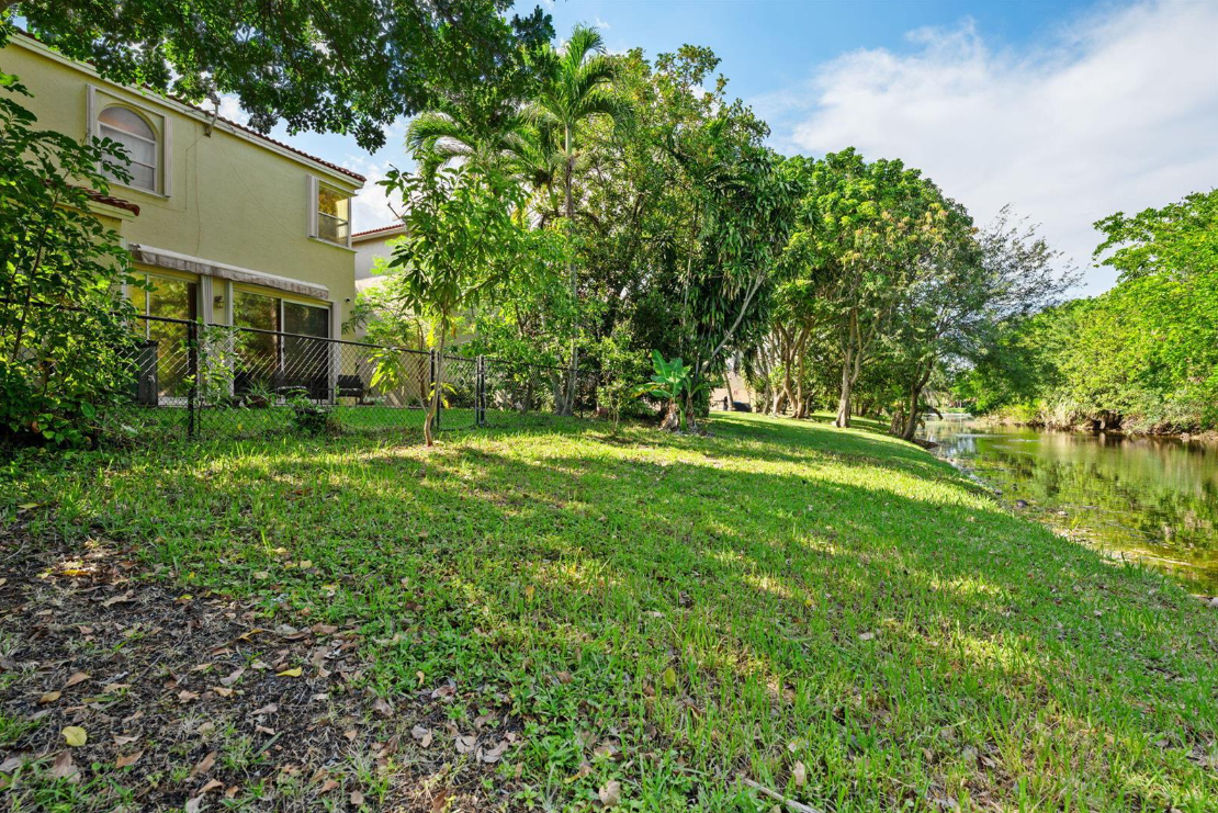 483CoralsSpringsBackyard4