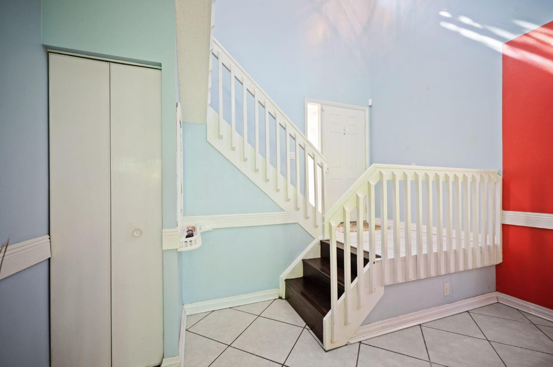 483CoralsSpringsFntDrStairs