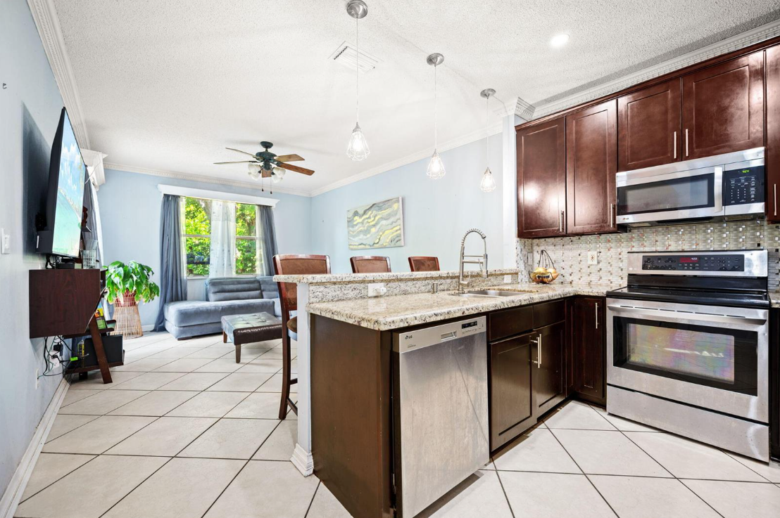 483CoralsSpringsKitchenTVrm
