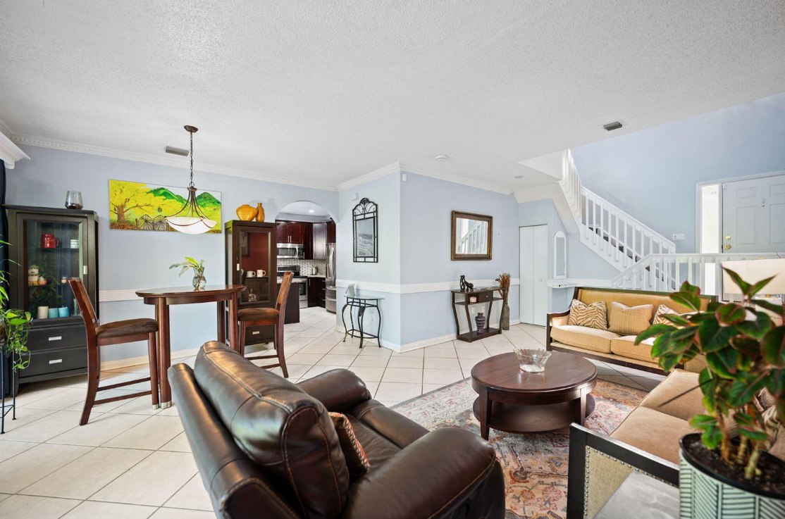 483CoralsSpringsLivingrmKitchen