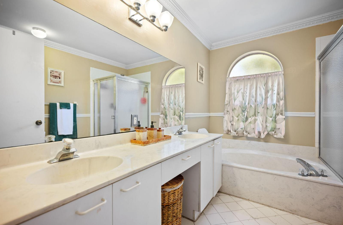 483CoralsSpringsMasterBedroomBath