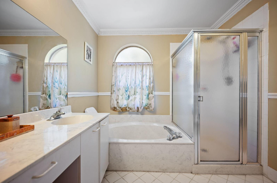 483CoralsSpringsMasterBedroomBath2