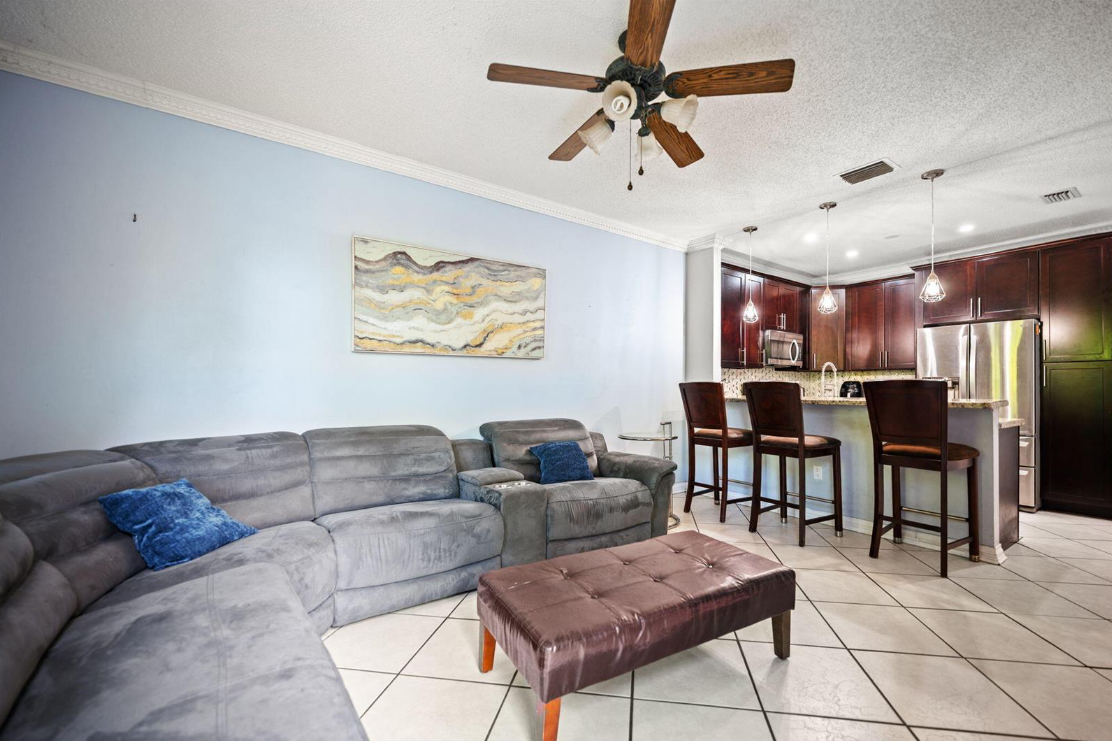 483CoralsSpringsTVrm