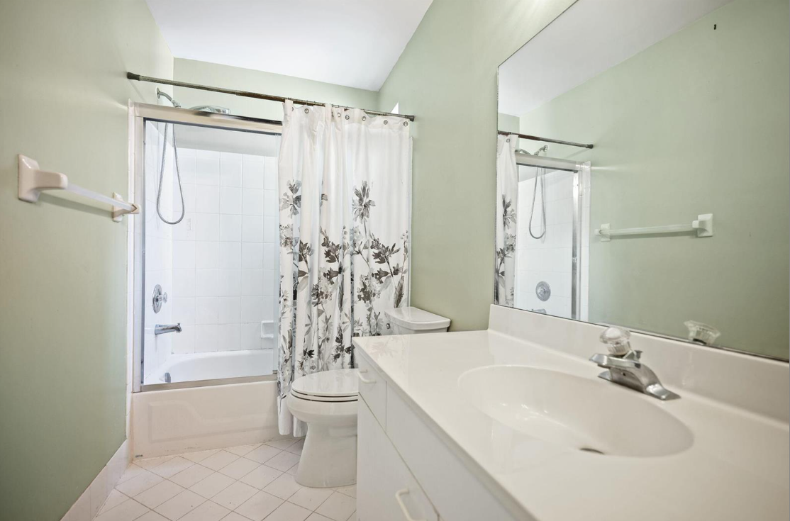 483CoralsSpringsUpStairsBath